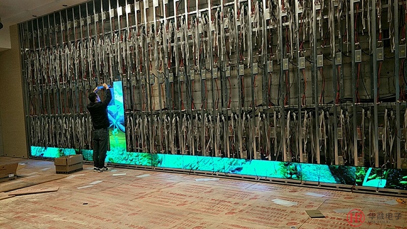 安裝中的LED顯示屏 安裝中的LED顯示屏